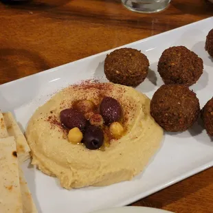 Falafel and hummus with pita (appetizer)