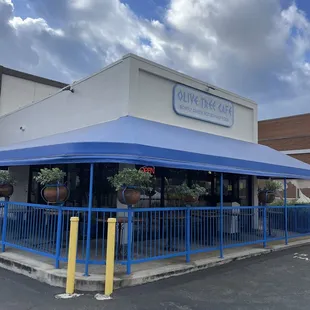 the outside of the restaurant