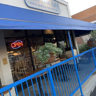 The patio never reopened after the pandemic. Located near Kahala Mall.