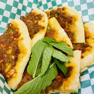 Flatbread lamb and vegetables with a nice flavor of fresh mints