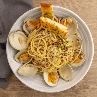 a bowl of spaghetti with clams