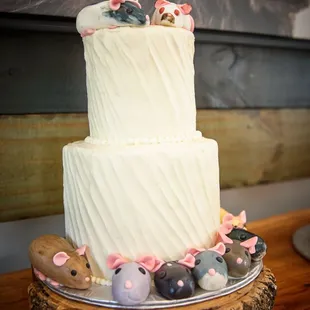 The double-layer cake. Chocolate and red velvet! They made figures of our rata!