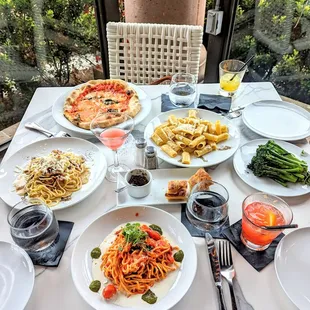 Margherita Pizza, Chitarra all Gricia, Rigatoni Cacio e Pepe, Chitarra Pomodoro, Broccolini