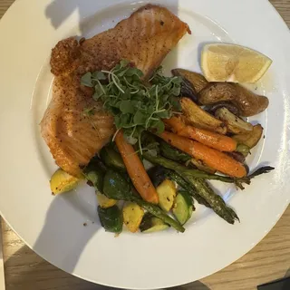 Salmone Puttanesca Lunch