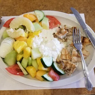 Lite Protien packed  lunch w Grilled tender   chicken w creamy cottage cheese and SWEET fruit.