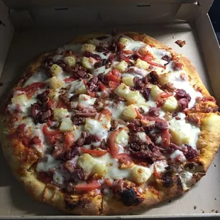 Bacon, tomato and pineapple. I wish I had put a size freebie in the picture. This pizza was huge and delicious.