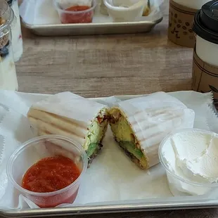 Granola, burrito omelette, bacon, avocat, haricot,..avec sauce salsa et fromage frais... Thé Earl grey
