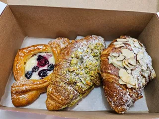 Ollio Patisserie & Cafe