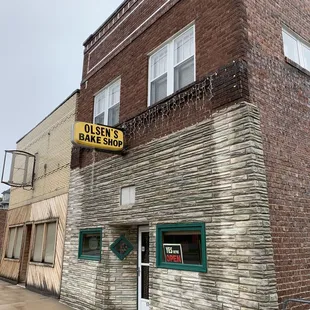 10 minute parking out front.