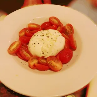 a plate of tomatoes and an egg