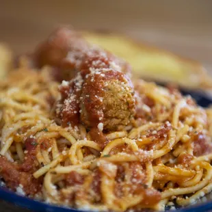 a plate of spaghetti and meatballs
