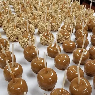 a tray of caramel apples