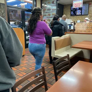 Long line just to pick up.... Food that's already served and waiting!!