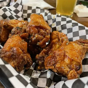 a basket of fried chicken wings