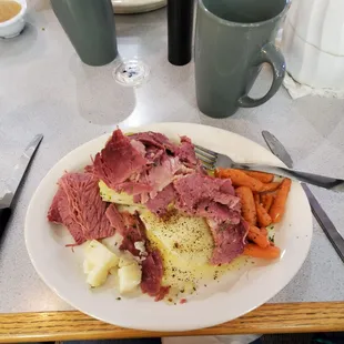 Went over to have dinner tonight. I had the corned beef, cabbage, potatoes and carrots. Everything was seasoned to perfection and delicious.