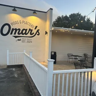 Outside patio seating only; no indoor seating