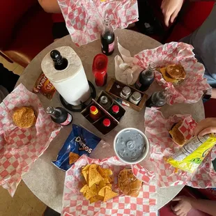 Hamburger, Cheeseburger, Chips, Soda