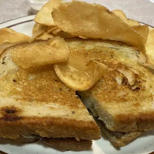 Patty melt with hot chips