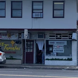 On Nuuanu Avenue across Hosoi Mortuary near Nuuanu Okazuya. Delicious mandoo. Used to be on Liliha Street!
