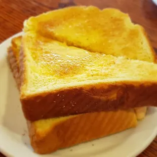 hree slices of toast on a plate