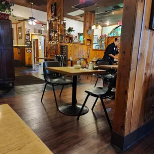 Old time diner look and feel. Lots of omelet choices.