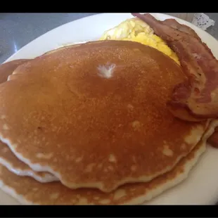 Buttermilk pancakes, eggs, &amp; bacon (which my nephew ate lol)