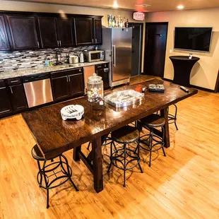 Kitchen and big table in the lounge.