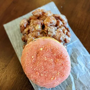 Strawberry Shortcake Donut filled with Vanilla Cream and Apple Fritter | Instagram: @telephonesmoothie