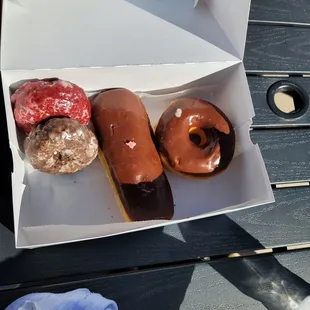 It's a very nice place to come hang out and have a donut or 2. They also have flavor options to fill Donuts.