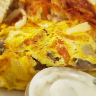 an omelet with bacon and mushrooms