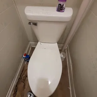 WHAT A SHIT HOLE OVER PRICED. WONT EVEN TAKE YOUR ORDER AT THE TABLE. SAVE YOUR MONEY. GO ANYWHERE ELSE.