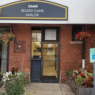 This is the back entrance to Omni where the park is. Wendy's shore at your back when look at that this entrance.