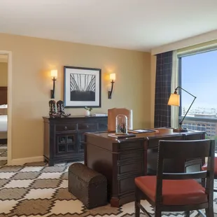 Guestroom Leddy Suite Desk