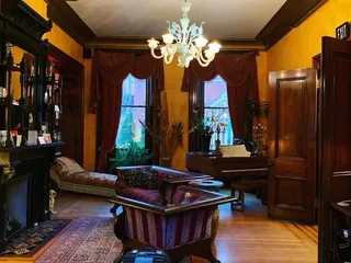 The Parador Inn