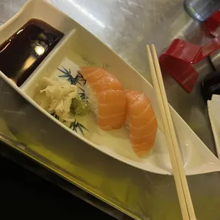 salmon nigiri