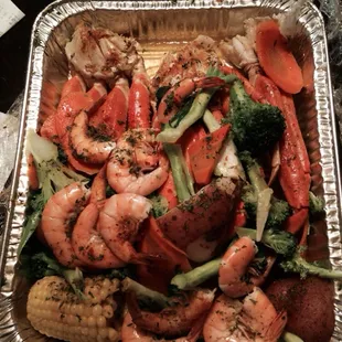 Combo SP4: 1 lb snow crab, 1 lb dungeness, and .5 lb of butter garlic shrimp. Delicious!