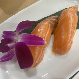 Salmon nigiri