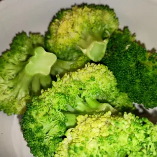 Unseasoned steamed broccoli