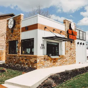 the outside of a fast food restaurant