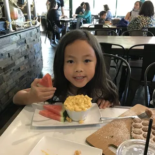 Kid's Mac and Cheese with Seasonal Fruit & Drink