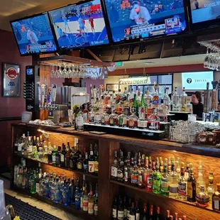 Full stocked bar- tons of TV. Great for watching sports