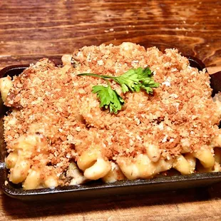 a dish of macaroni and cheese