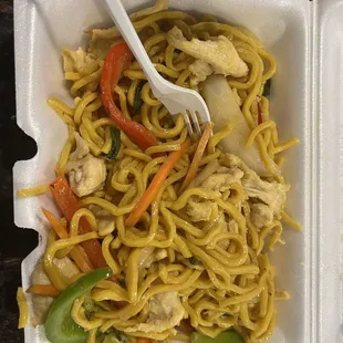 Chicken Lo mein with added yellow onions!