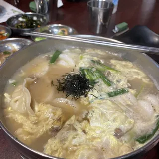 S1. Sliced Rice Cake and Dumpling Soup with Beef and Eggs