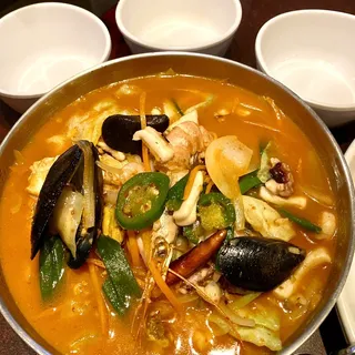 N6. Spicy Seafood Noodle with Soup