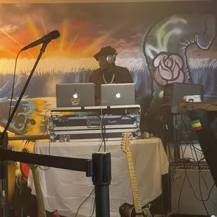 DJ