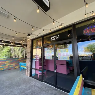 the outside of a restaurant