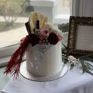 Beautiful cake by zita company and flower by us