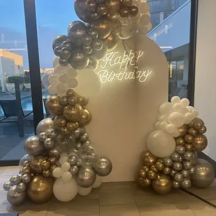 Gold, silver and white for a Dad&apos;s 60th birthday celebration given by his kids