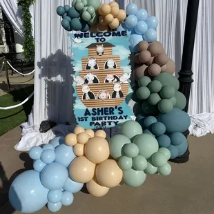 Welcome sign made of acrylic and personalized design with balloon garland